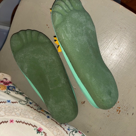 FLEX US. Sz 37 Cheerful Green Slippers with Sunflower Accents - Picture 4 of 5